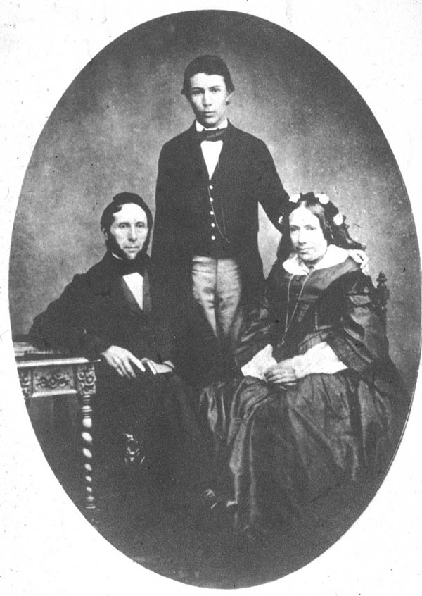 Familienportrait mit einem jungen Wilhelm Conrad Röntgen und seinen Eltern.