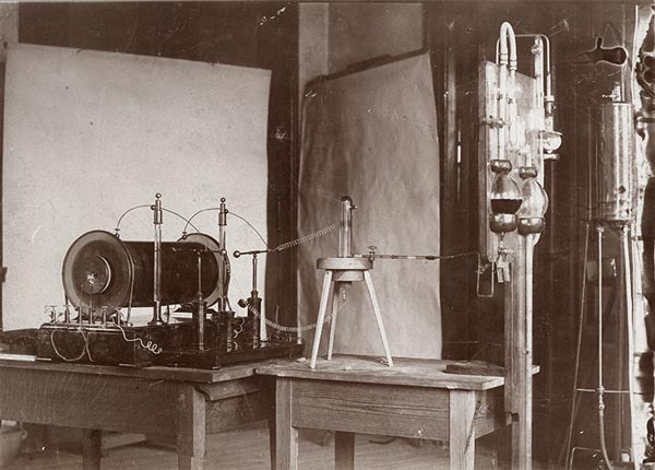 Laborgeräte, die Röntgen zur Entdeckung der Röntgenstrahlen benutze. Funkeninduktor, Gasentladungsröhre und Vakuumpumpe.